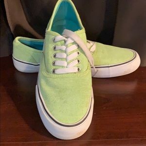 Canvas shoes